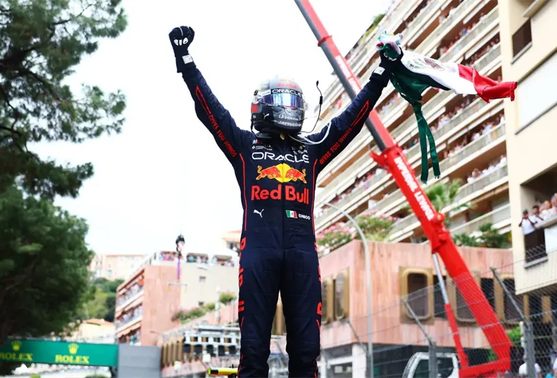 Tras ganar el GP de M&oacute;naco, Checo firm&oacute; su nuevo contrato con Red Bull
