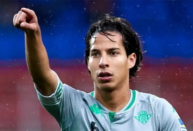 Diego Lainez estar&iacute;a analizando ofertas para que pueda jugar lo m&aacute;s posible.