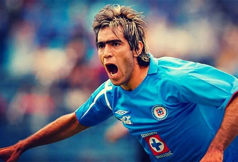 C&eacute;sar Chelito Delgado lamenta que el nuevo escudo de Cruz Azul no porte las estrellas de sus campeonatos.