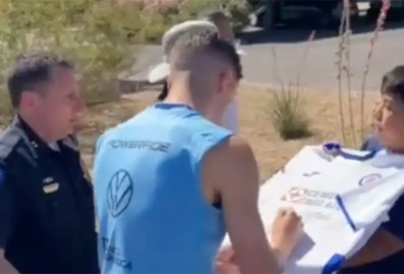 Federico Valverde firm&oacute; playera de Cruz Azul.