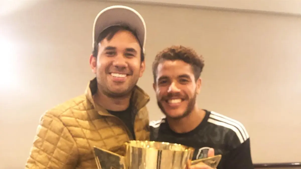 Gabriel Montiel ha estado en grandes momentos producto de su fama, inclusive portando otros jerseys pero sin olvidarse de su verdadero sentimiento.