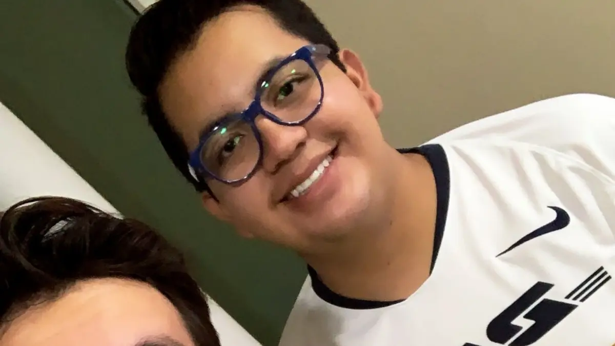 Eduardo Villanueva, conocido en YouTube y redes sociales como Eddy Skabeche, es un ferviente seguidor de los Pumas de la UNAM.