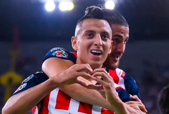 Alvarado celebra un gol con Chivas.