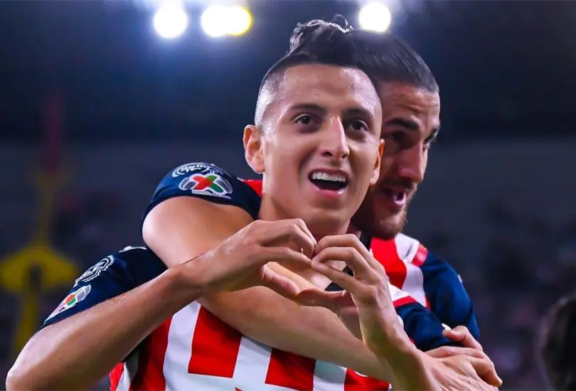 Alvarado celebra un gol con Chivas. Alvarado celebra un gol con Chivas.