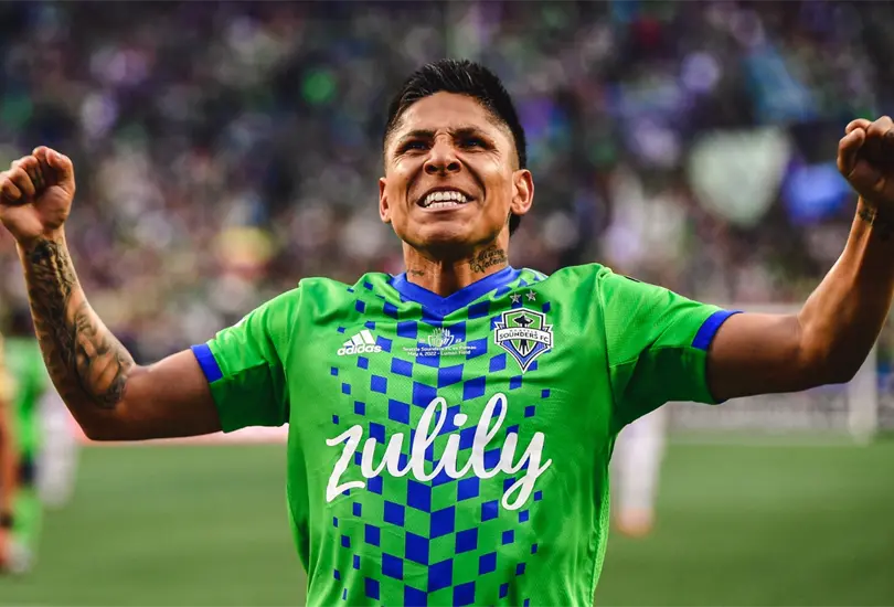 Ruidíaz celebra frente a sus aficionados. Ruidíaz celebra frente a sus aficionados.