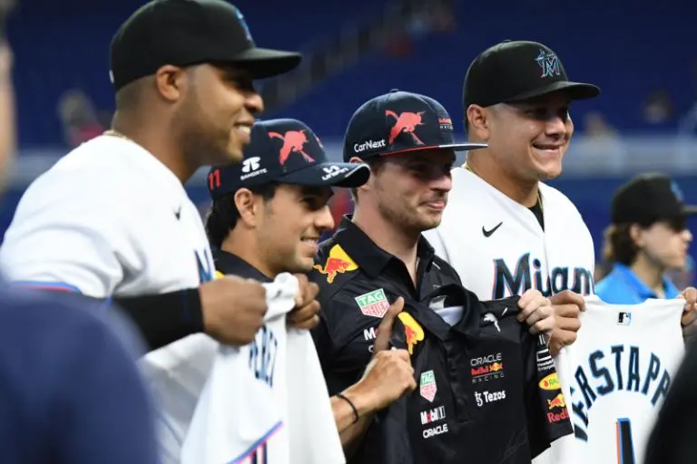 Checo Pérez y Max Verstappen recibieron jerseys personalizados de los Miami Marlins - Twitter @LosMarlins