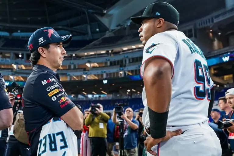 Checo Pérez platica con Jesús Aguilar, jugador de los Miami Marlins - Twitter @Marlins