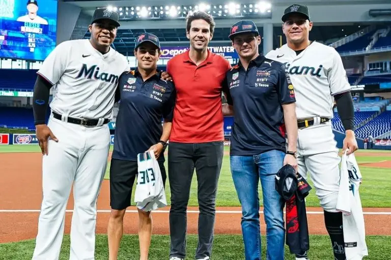Checo Pérez y Max Verstappen posan con Kaká y jugadores de los Miami Marlins - Twitter @Marlins