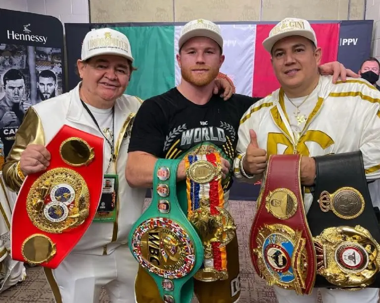 'Canelo' Álvarez posa con sus cinturones. (@canelo)