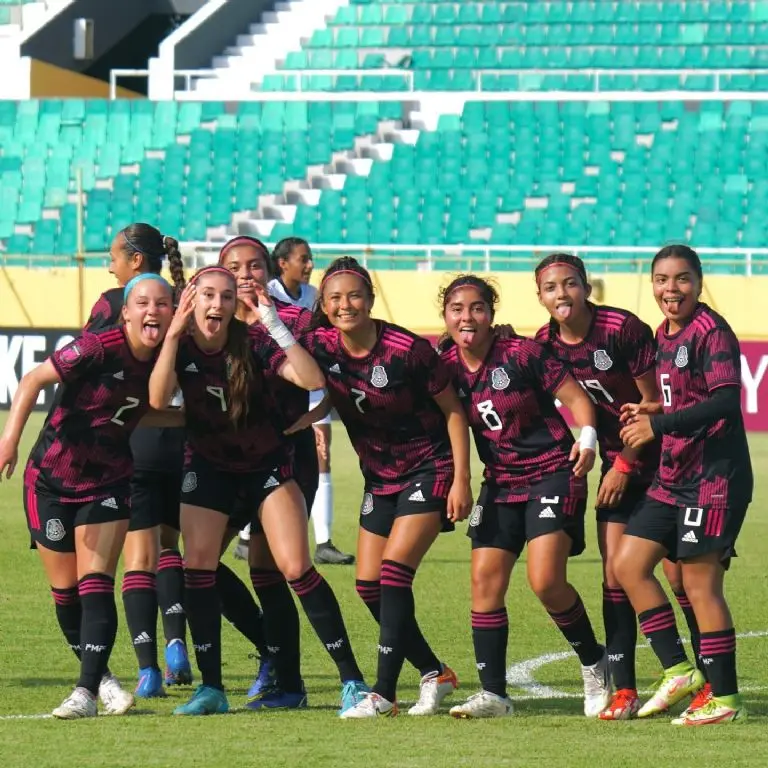 Tatiana Flores celebra uno de sus goles con sus compañeras - @miseleccionfem