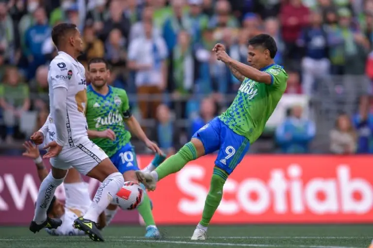 Pumas no pudo frenar a Raúl Ruidíaz. (@TheChmpions)