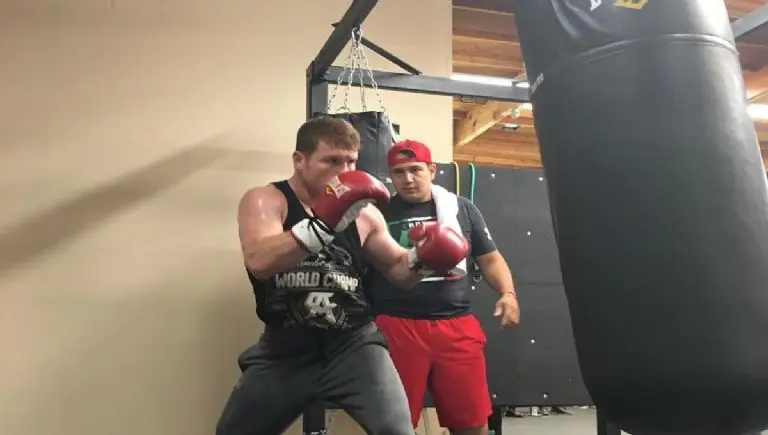 Eddy Reynoso entrena al 'Canelo' Álvarez. (@caneloteam)