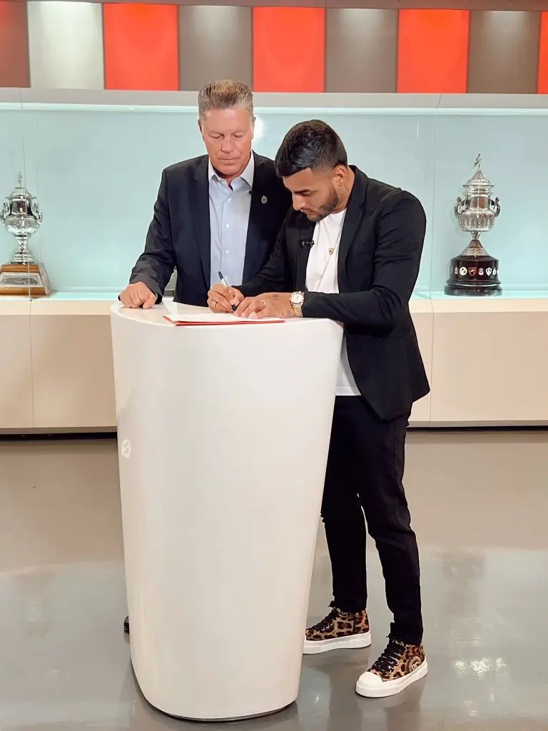 Peláez y Vega en la renovación del futbolista - @Chivas