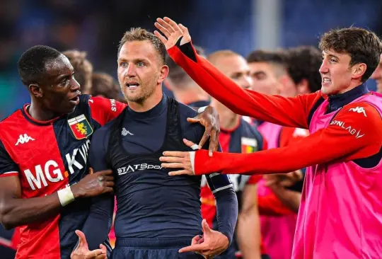 Criscito celebra el gol del triunfo con sus compañeros.