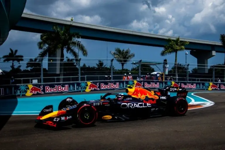 Checo Pérez tuvo una buena actuación en las prácticas del GP de Miami - Twitter @redbullracing
