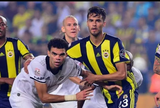 Diego Reyes tuvo minutos con el Fenerbahce.