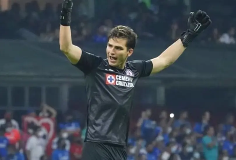 Sebasti&aacute;n Jurado celebra el triunfo de Cruz Azul.