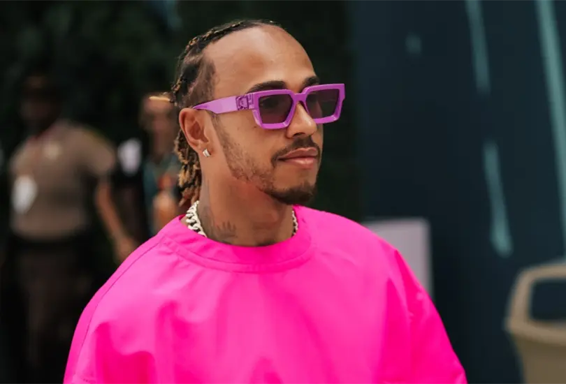 Lewis Hamilton se rode&oacute; de pura estrella del deporte y la foto del recuerdo se hizo viral