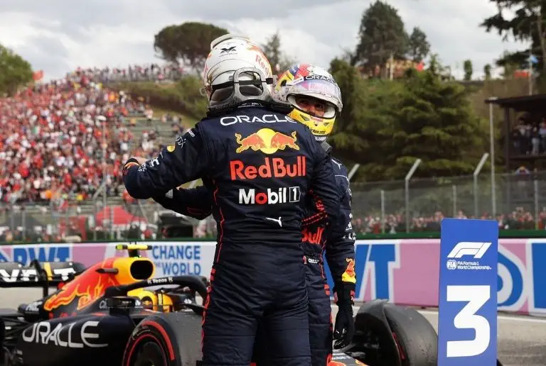 El piloto mexicano vio a Max Verstappen coronarse en Miami. Foto: Instagram @schecoperez