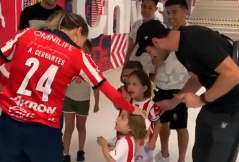 La delantera dejó muy contenta a la hija del defensor central de Chivas. La delantera dejó muy contenta a la hija del defensor central de Chivas.