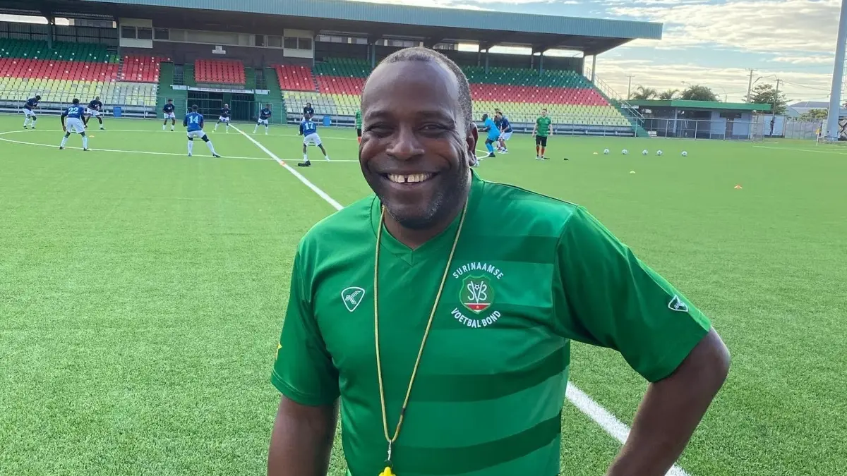 Uno de los futbolistas de la 'vieja escuela' es Stanley Menzo, quien fuera mítico portero de los Países Bajos y el Ajax. Nació en Paramaribo, Surinam, nación a la que ahora dirige a nivel internacional.