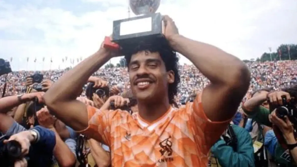 Frank Rijkaard nació en Ámsterdam, Países Bajos, pero cuenta con raíces surinamesas gracias a su padre, Herman Rijkaard, un exfutbolista de Surinam que jugó en el SV Robinhood.