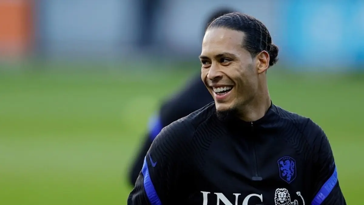 Virgil van Dijk, defensor del Liverpool, nació en Breda, Países Bajos, pero su lazo con Surinam se debe a su madre, originaria de dicho país. Se dice que también tiene raíces chinas también por parte de su mamá.