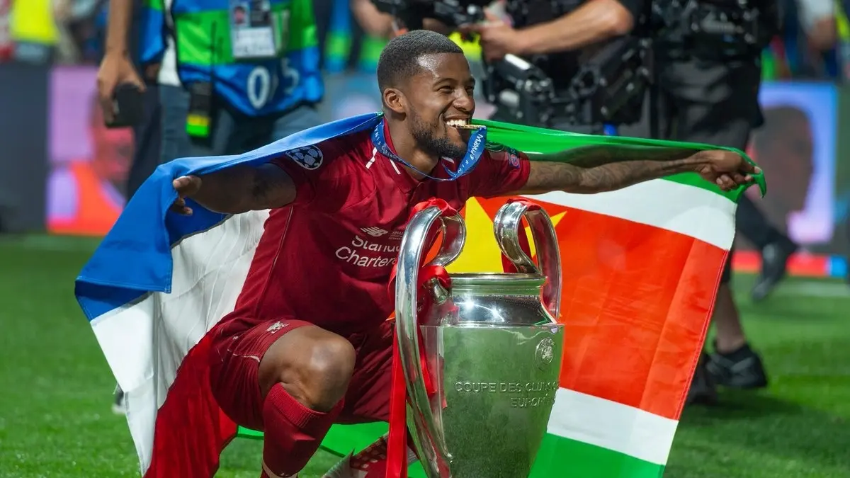 El surinamés más orgulloso, y que lo ha mostrado en infinidad de ocasiones, es Georginio Wijnaldum. El mediocampista del PSG es de padres nacidos en Surinam, aunque el nació en Países Bajos cuando sus progenitores se divorciaron y fue su mamá la que partió hacia Europa.