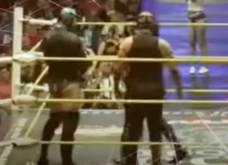 El luchador fue tranquilizado por el resto de sus compañeros. Foto: Captura de pantalla.