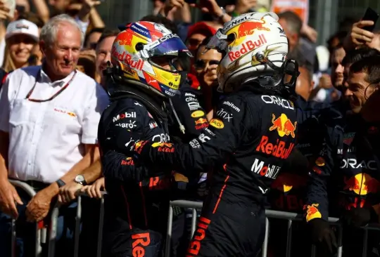 Checo Pérez y Max Verstappen celebran después del GP de Azerbaiyán