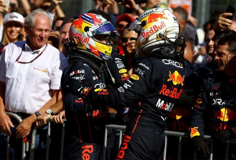 Checo P&eacute;rez y Max Verstappen celebran despu&eacute;s del GP de Azerbaiy&aacute;n