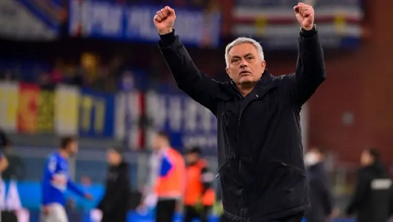 Mourinho celebrando el título de Conference League (@OfficialASRoma)