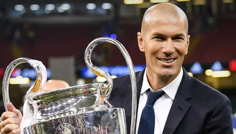 Zidane con el trofeo de la Champions League que ganó con el Real Madrid (@brfootball)