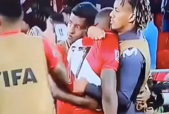 Luis Advincula fue consolado por sus compañeros de la Selección de Perú. Luis Advincula fue consolado por sus compañeros de la Selección de Perú.