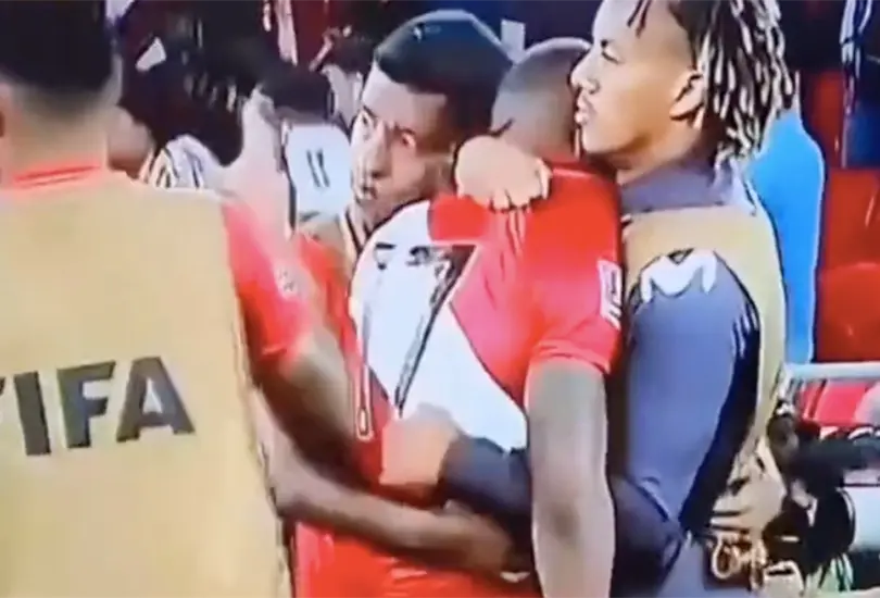 Luis Advincula fue consolado por sus compa&ntilde;eros de la Selecci&oacute;n de Per&uacute;.