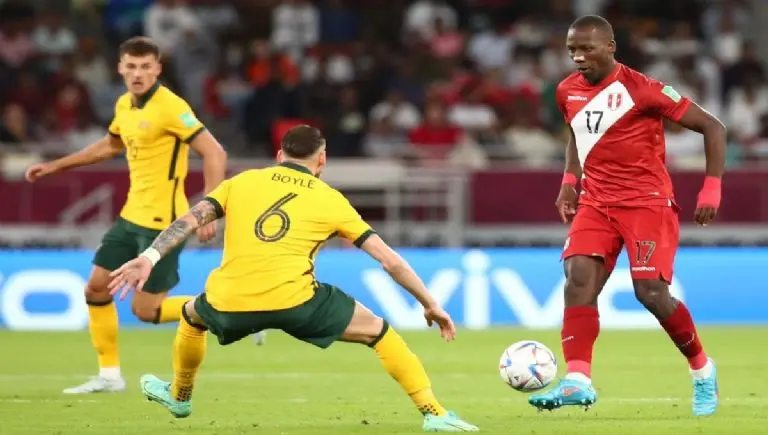 Luis Advincula durante el juego entre Perú y Australia. (@SeleccionPeru)