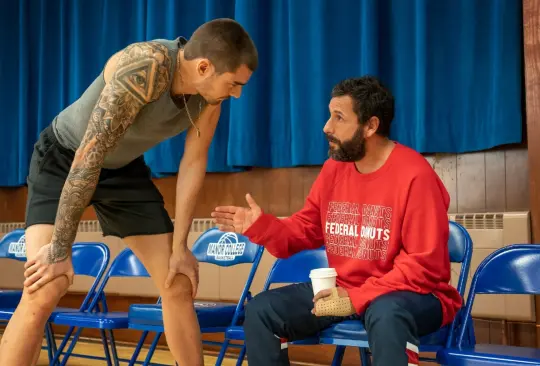 Adam Sandler junto a Juancho Hernangómez en la película de Garra (Hustle)