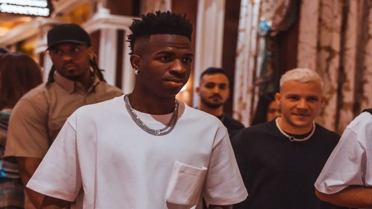 Paralela a su relaci&oacute;n con el charr&uacute;a, en redes sociales se hizo la locura por los mensajes que dej&oacute; el futbolista del Real Madrid, Vinicius.