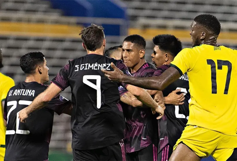 Luis Romo y sus compa&ntilde;eros celebran el empate ante Jamaica.