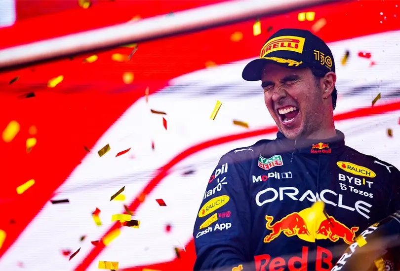 Checo P&eacute;rez celebra su podio en el GP de Azerbaiy&aacute;n 2022