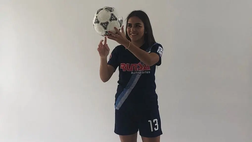 Una de las jugadoras que realmente no es actriz pero que tiene buena participación en la serie, es futbolista y corredora además de comunicóloga.