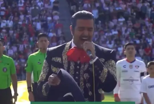Pablo Montero canta el himno nacional en Estados Unidos previo a un Atlas vs Chivas.