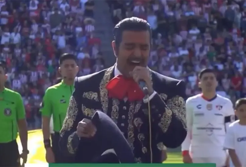 Pablo Montero canta el himno nacional en Estados Unidos previo a un Atlas vs Chivas.
