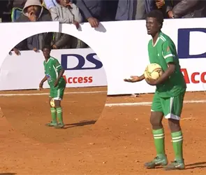 Amonestan a jugador sudafricano por ponerse a bailar en pleno partido | VIDEO