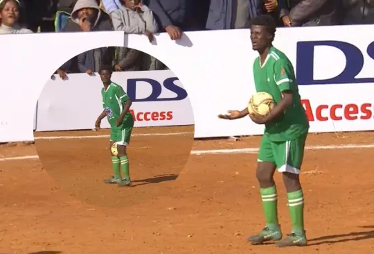 Este futbolista sudafricano fue amonestado por ponerse a bailar. Este futbolista sudafricano fue amonestado por ponerse a bailar.