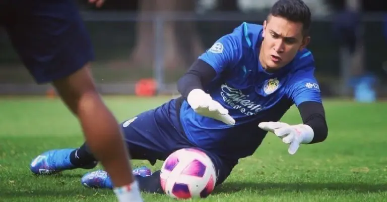 El portero siempre demostró su trabajo en la cancha. Foto: Instagram - Raúl Gudiño