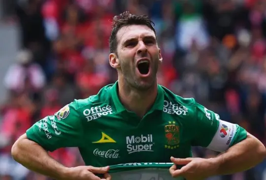 Mauro Boselli celebra un gol contra Toluca.