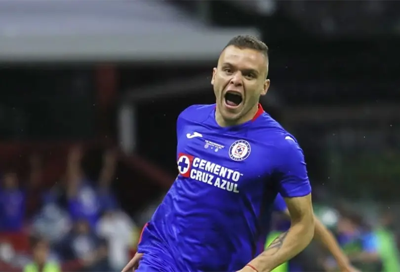 Cabecita Rodr&iacute;guez anot&oacute; el gol con el que Cruz Azul se coron&oacute; campe&oacute;n