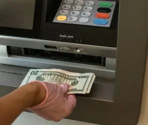 Depositan 3 millones de pesos por error a empleado, se niega devolverlos y renuncia