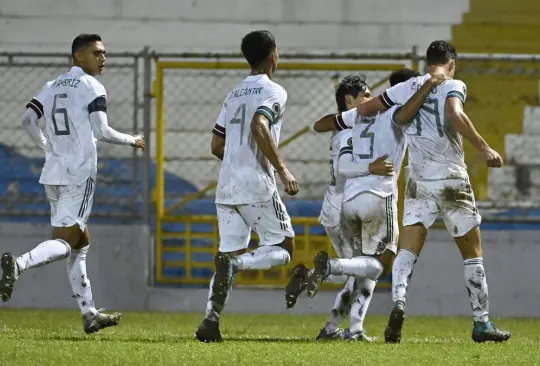 La Selección Mexicana Sub-20 celebra su victoria ante los trinitarios. La Selección Mexicana Sub-20 celebra su victoria ante los trinitarios.